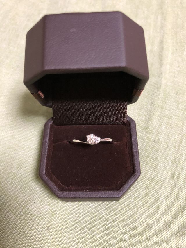 サプライズのボックスです。ダイヤが綺麗に光ってます。
