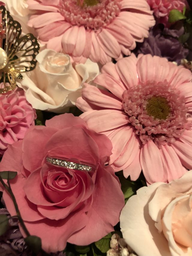 交際半年記念にプロポーズの言葉とともに婚約指輪を。