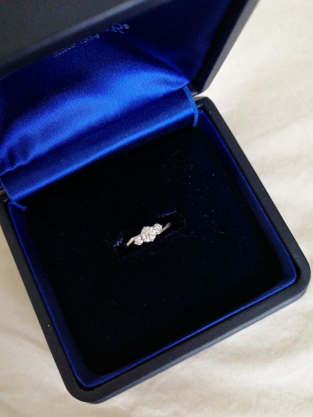 カラット数は0.24カラットです。クラリティはVS 1です。