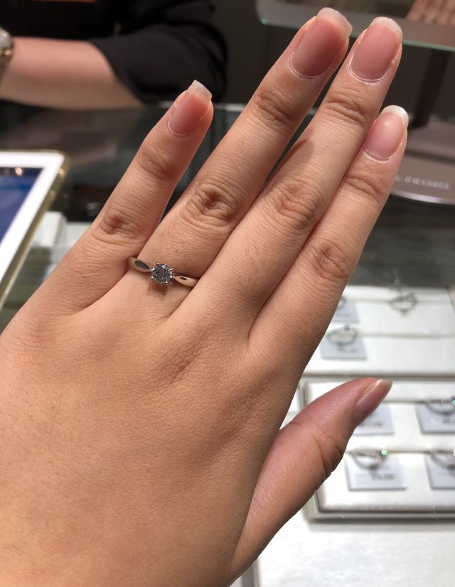 エッジが特徴的で指が綺麗に見える