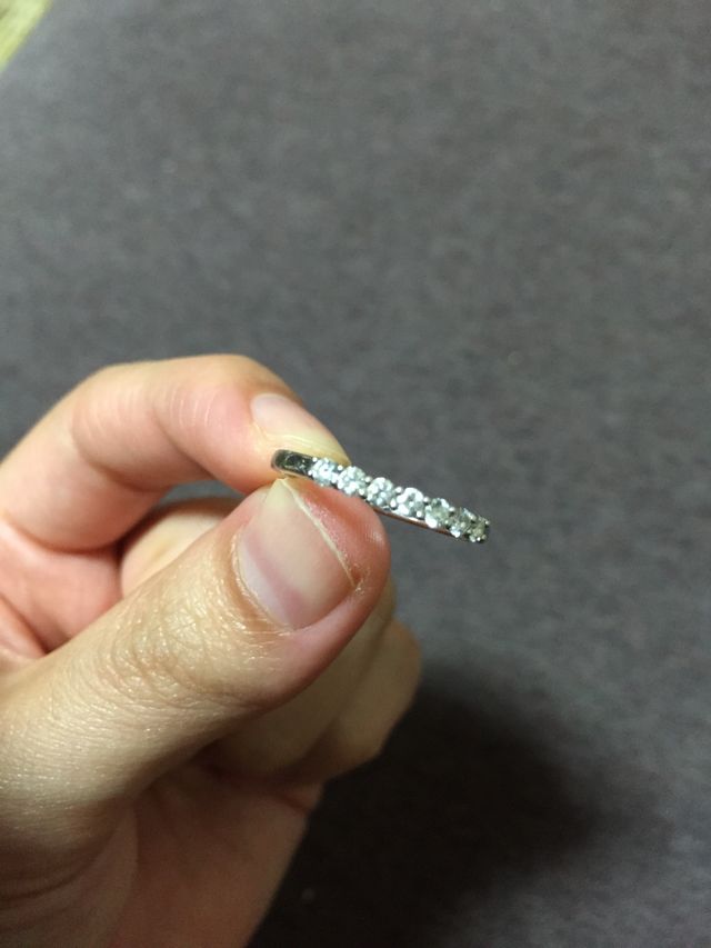 指輪を手に持った状態です。ダイヤが7つ並んでいます。