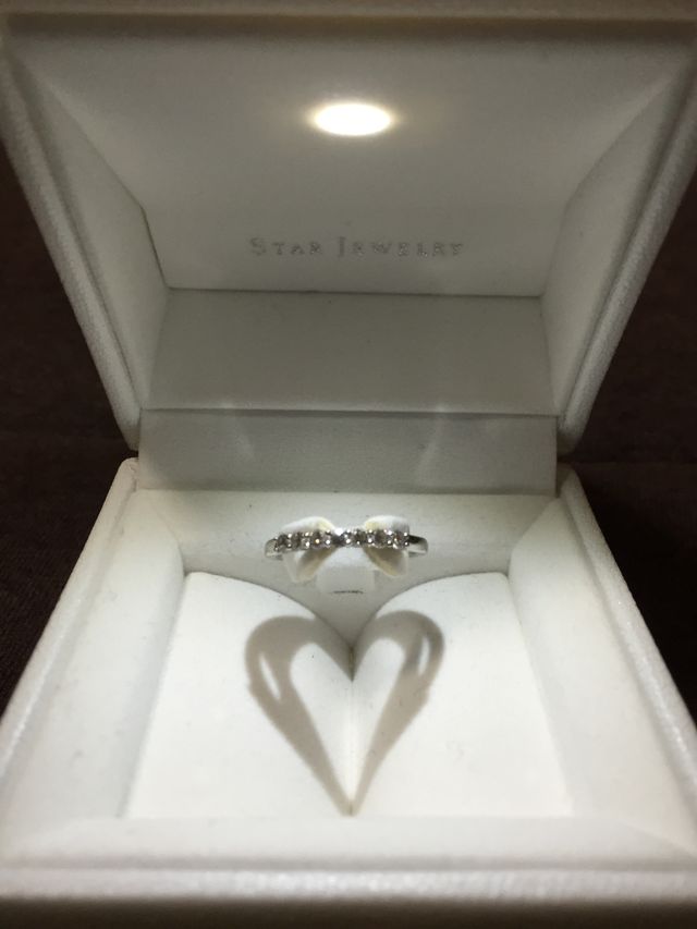 箱に指輪を入れた状態です。指輪の影がハート型になっています。