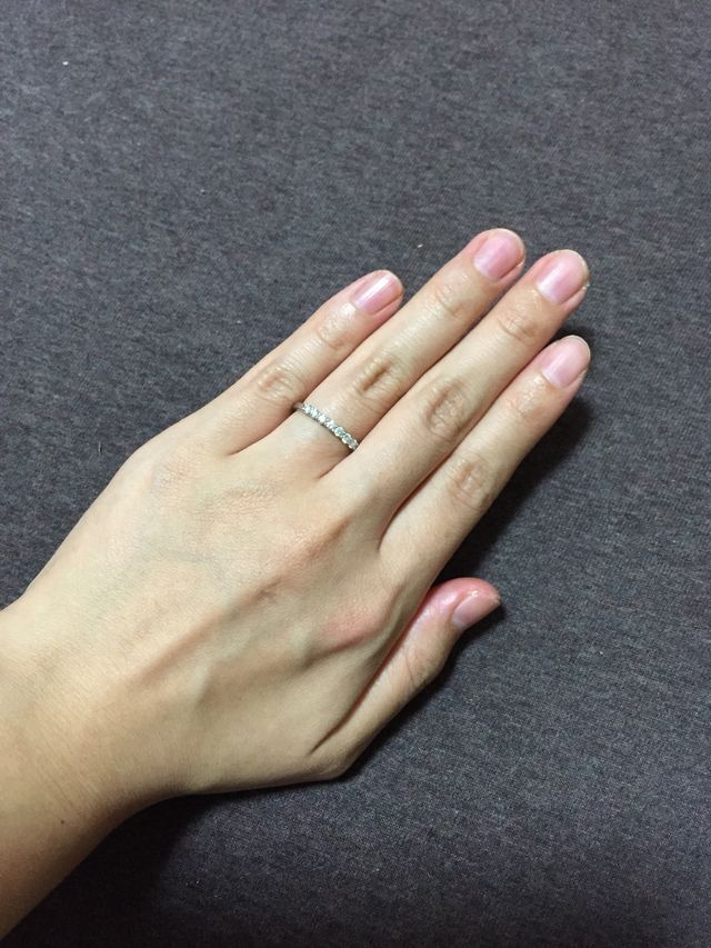 指輪をはめた状態です。ダイヤがキラキラと輝きとても綺麗です。