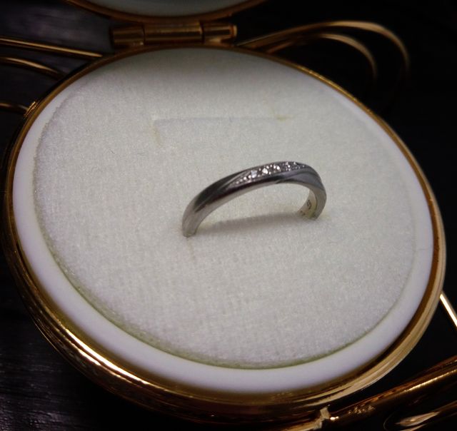 石が出ておらずシンプルなので圧迫感がないです