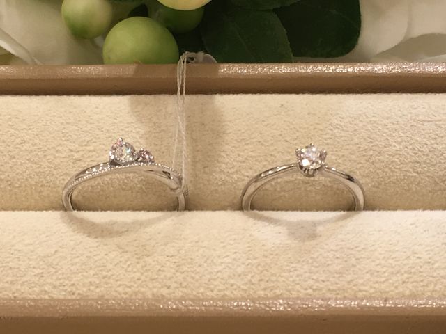 左が婚約指輪のデザイン、右がそれにつけるダイヤモンドです。