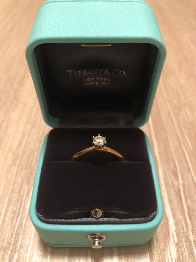 ティファニーブルーのBOXに入った婚約指輪