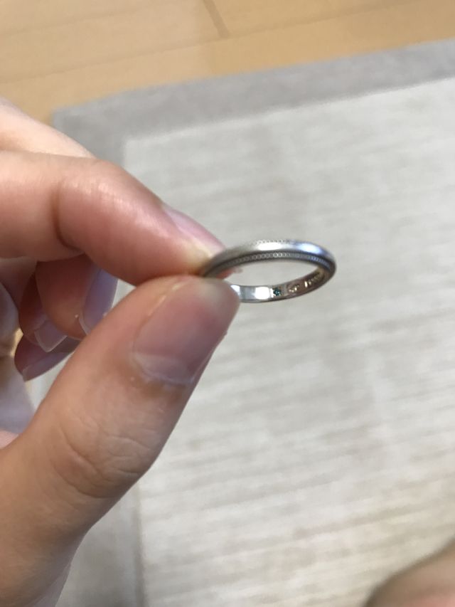 内側にはブルーサファイアが埋め込まれています。