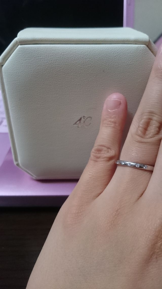 指輪の箱と撮った結婚指輪です。