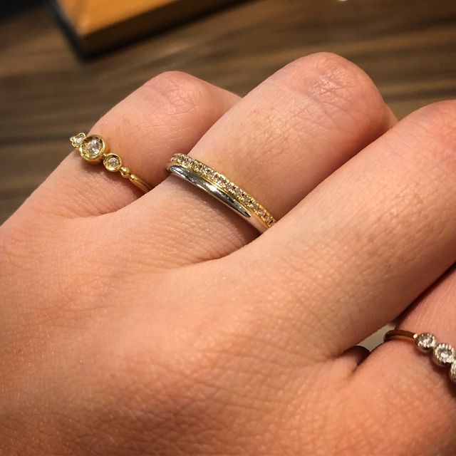 結婚指輪は1本で重ね付けして見えるデザインを選びました