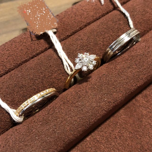 ブランドは違いますが、結婚指輪と婚約指輪を選ぶ事が出来ました