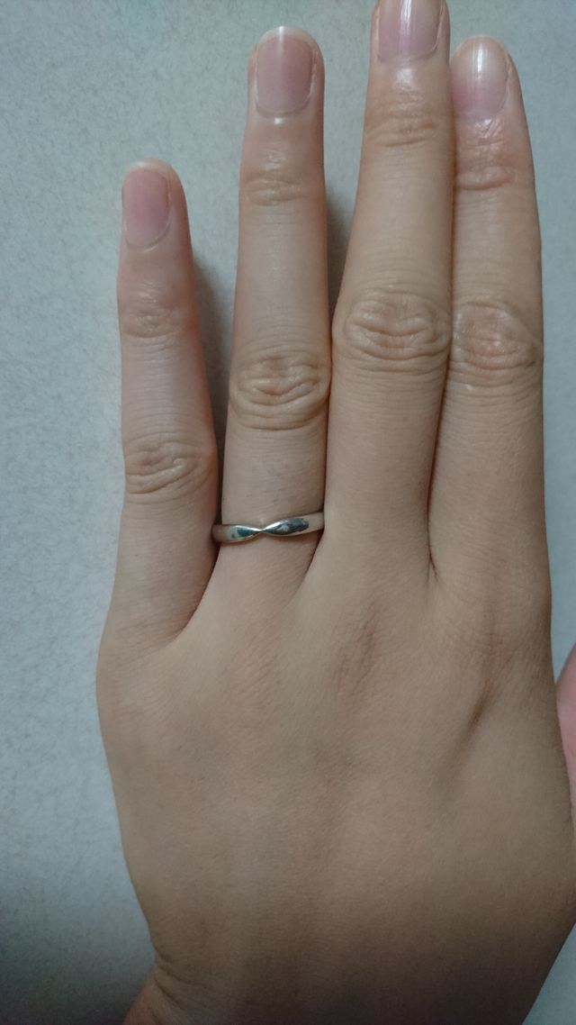 V字のカットが指をきれいに見せてくれます