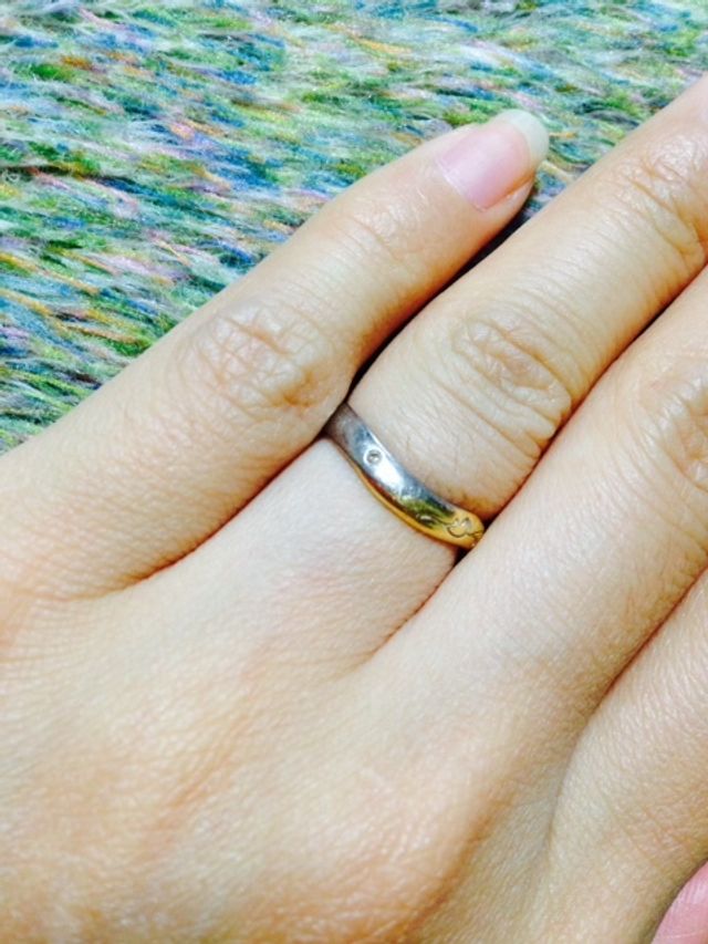 ゴールドの二色使い、内側に名前と日付の刻印。