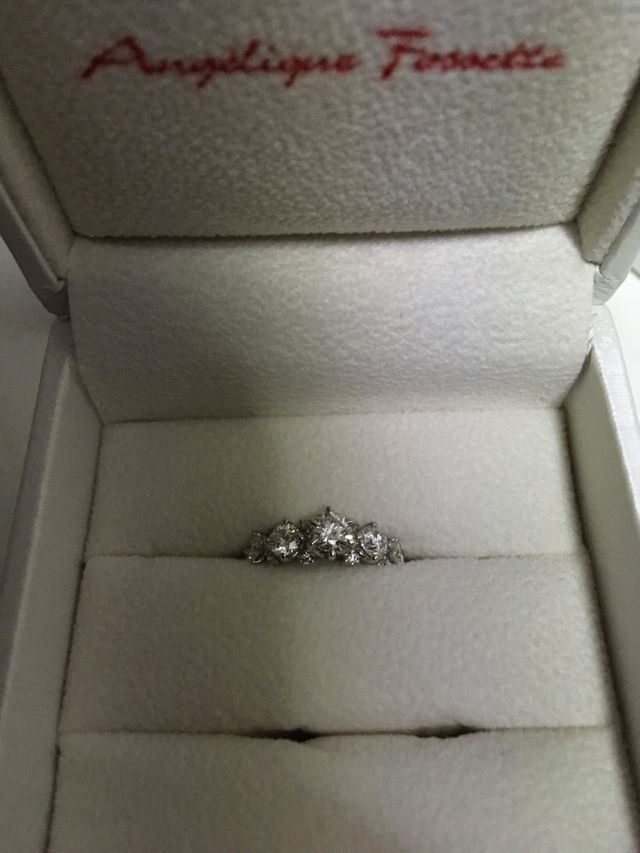 周りの飾りのダイアも華やかです。