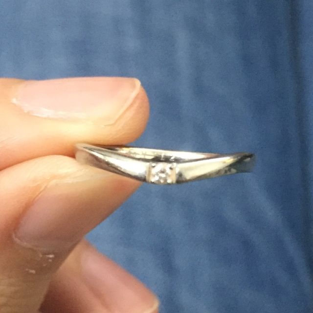 V字のシンプルな結婚指輪です