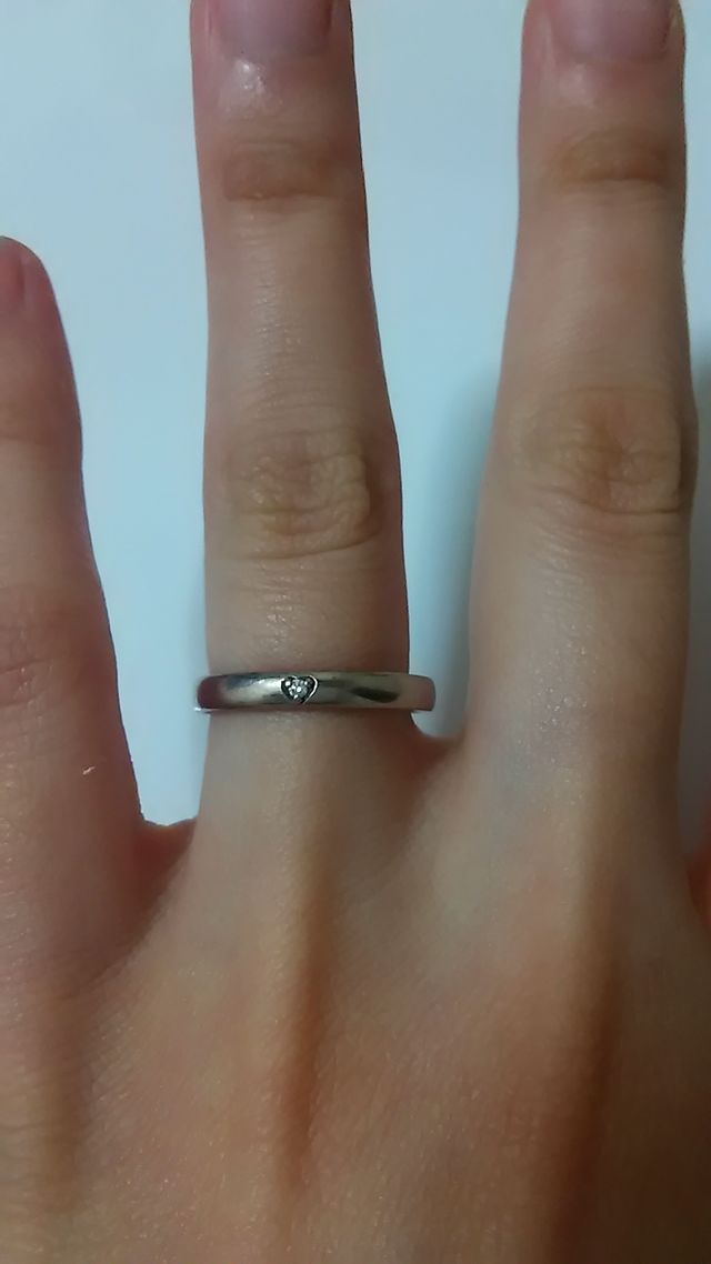 ピンクゴールドで、♡形の穴にプチダイヤモンド