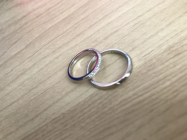 上が新婦の指輪で下が新郎の指輪です。