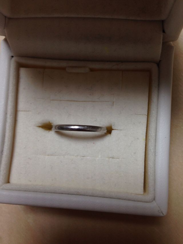 こちらは女性用の指輪です。内側にイニシャルを掘っています。