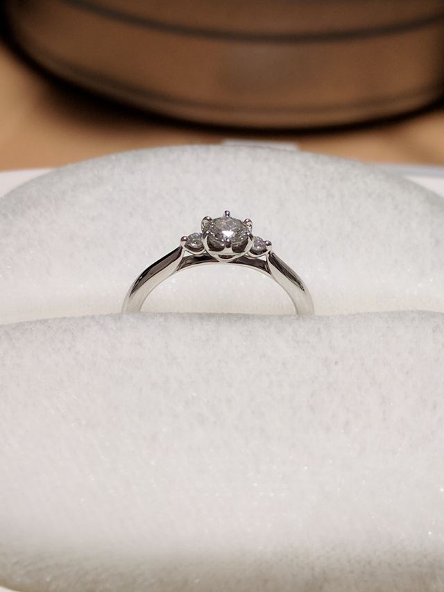 俄の白鈴。周りのダイヤが中心のダイヤを強調させてくれます。