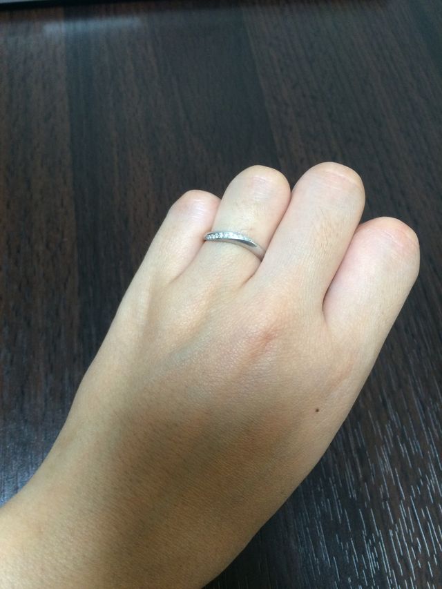指にはめるとこんな感じです、