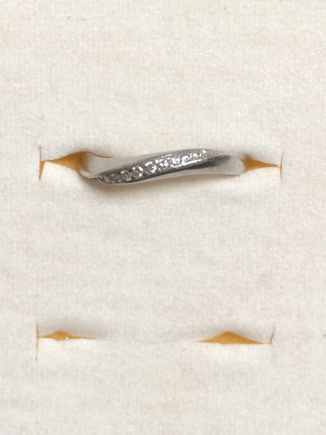 ウェーブがかったラインに小粒ダイヤが並んでいるデザインです。