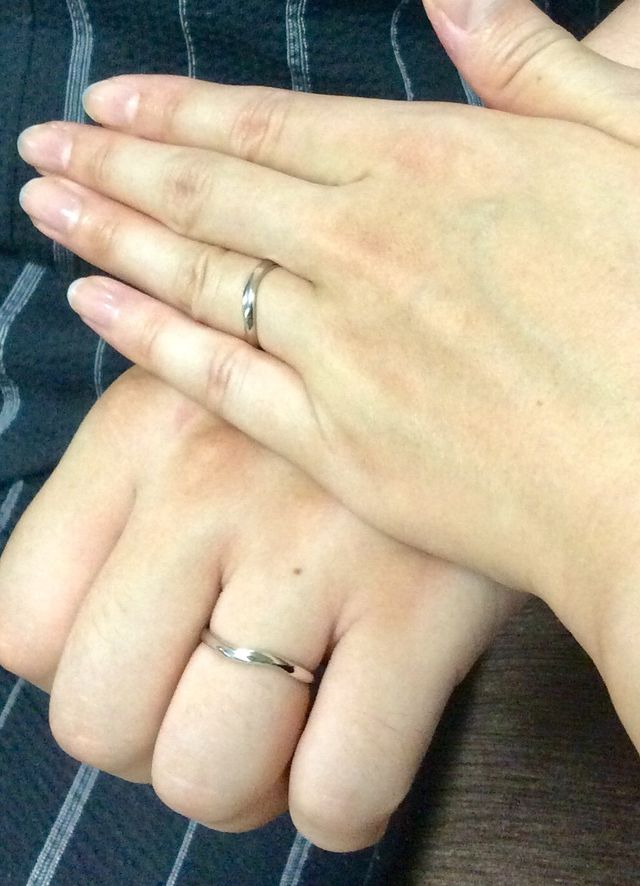 夫婦で装着です。内側に刻印と石が入っています。