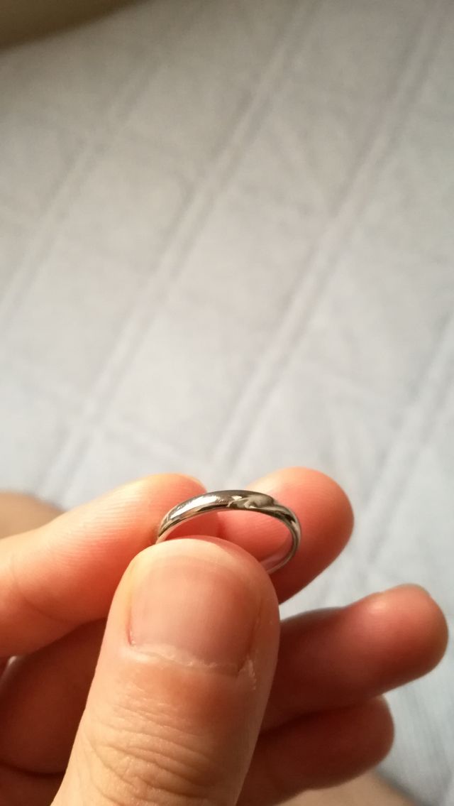 二人で同じデザインを購入しました。斜めに入ったラインが美しい