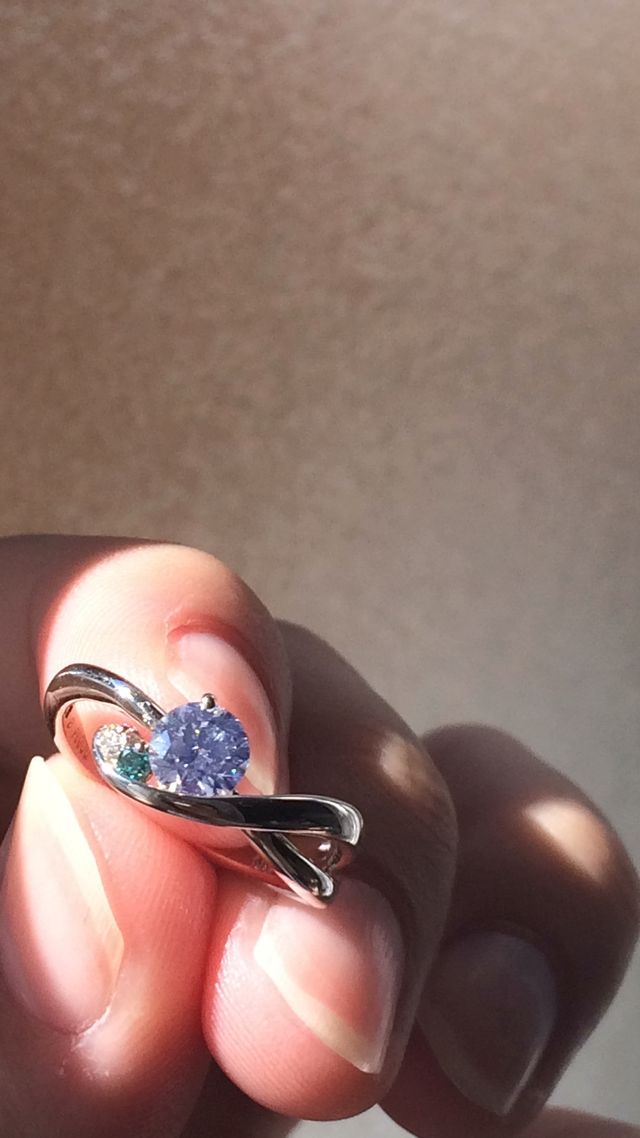 蛍光性が強く、日に当たると深い青に輝くのが気に入っています