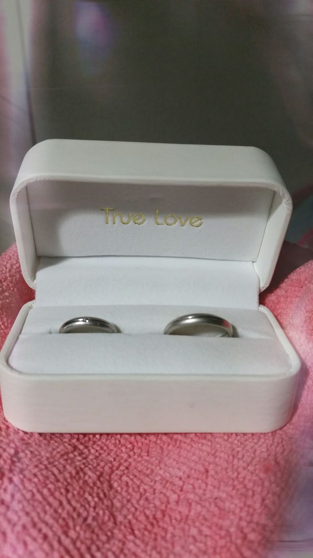 シンプルなデザインです。女性の方のみダイヤが埋まっています。