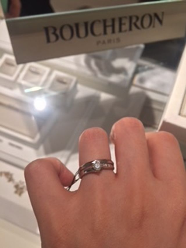 上側がファセット。他社で購入の結婚指輪と重ね付け