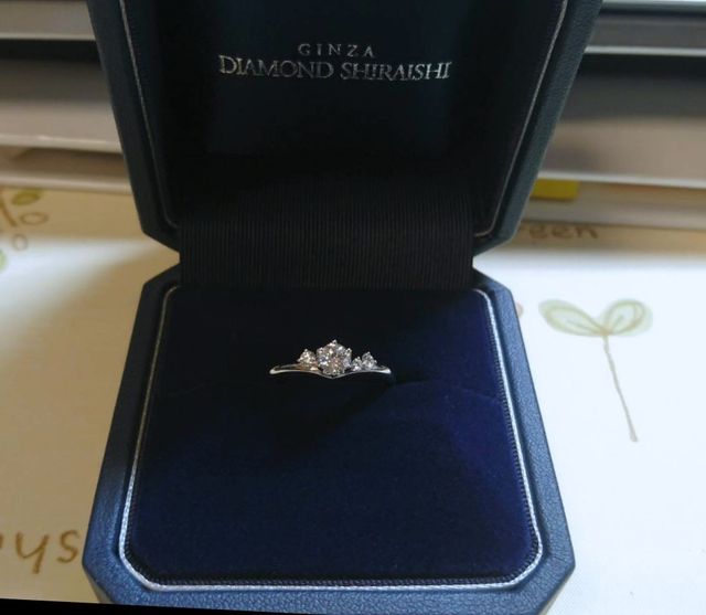 センターのダイヤが大きく見えるのが気に入って決めました。