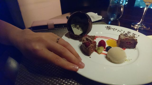 暗い照明でも輝いて見えます。