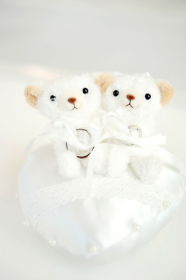 結婚指輪です。私の好きなコービーのリングピローにのせて。