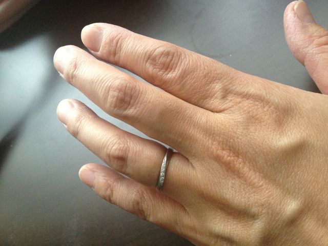 少しひねりのデザインで、ダイヤが入ってます。