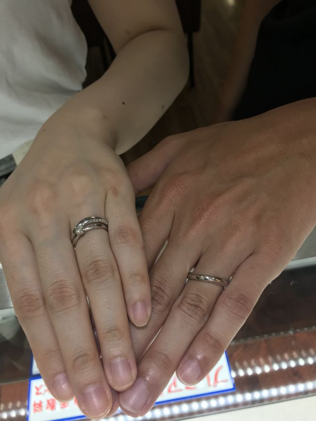 2人とも好みの指輪が見つかりました。