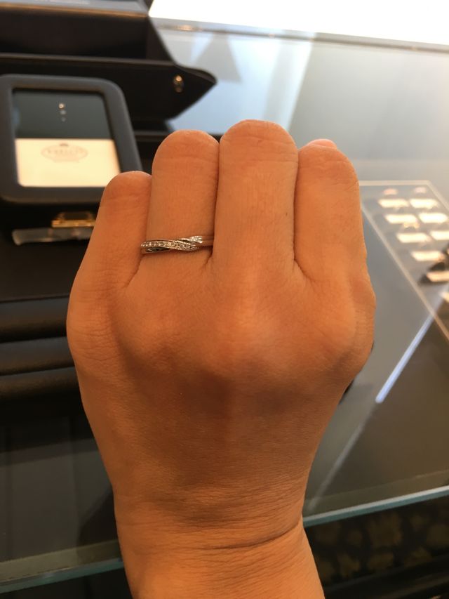 ウェーヴがキレイに入りダイヤの輝きがよいです。