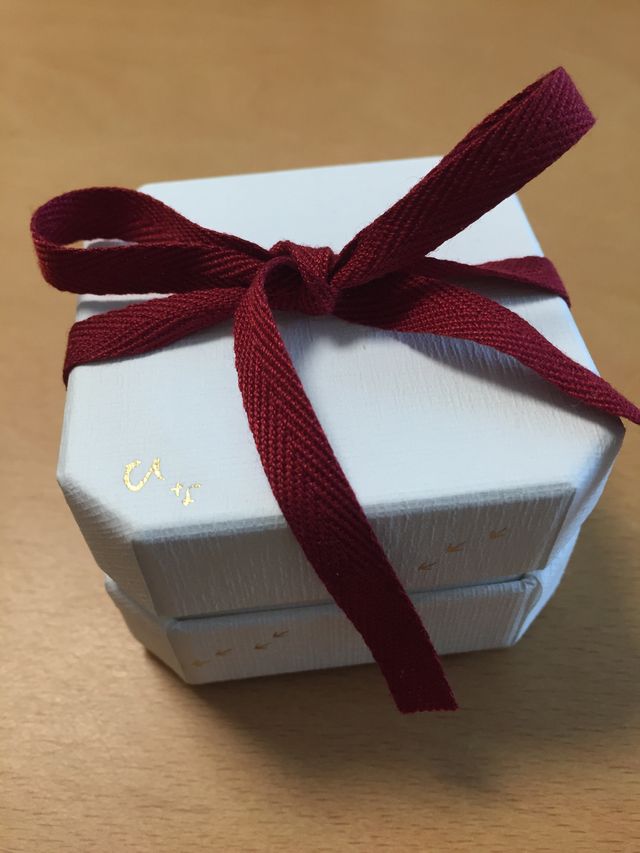 婚約指輪だけだと、このような和紙テイストの紙箱に入ります。