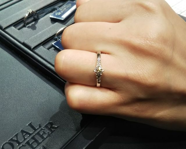 白く輝くダイヤモンドがとても美しい指輪でした