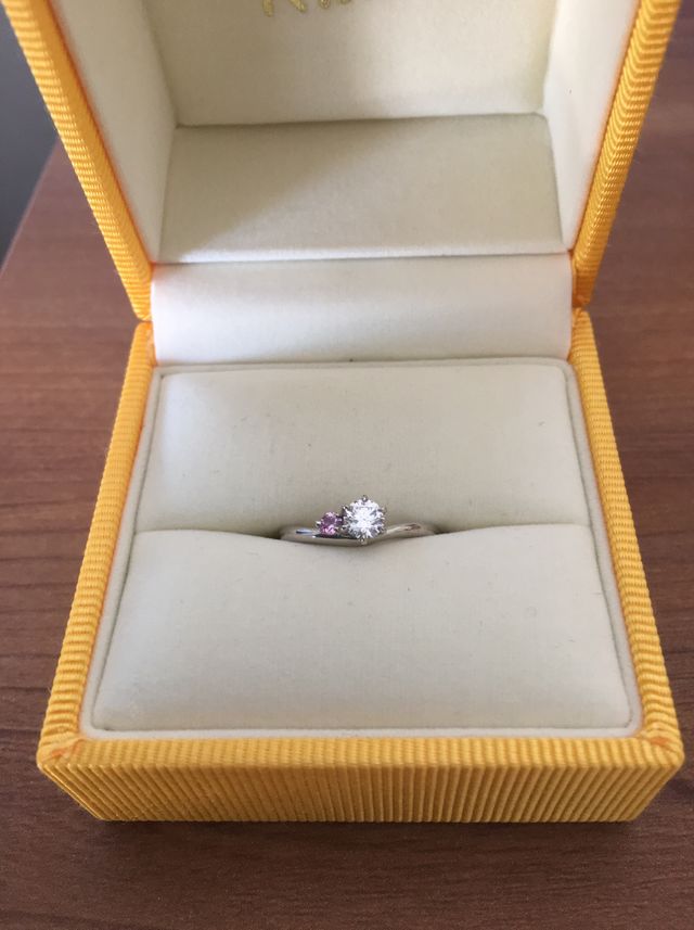 V字になっているので、指が長く見えるところが気に入ってます。