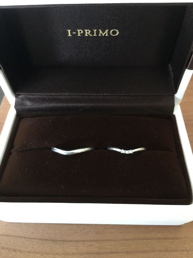 シンプルなV字リングです。女性の方にダイヤが３つついてます。