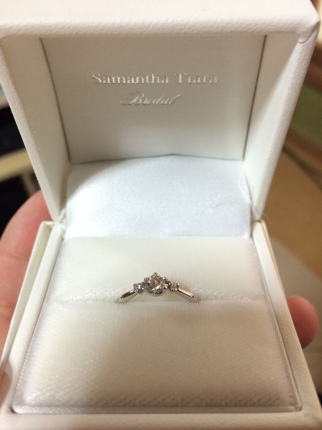 真ん中と両端にダイヤが付いており、とても可愛いです