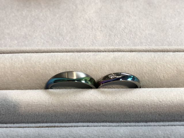 選んだデザインの指輪です。　ガンガという流曲線の美しい指輪。