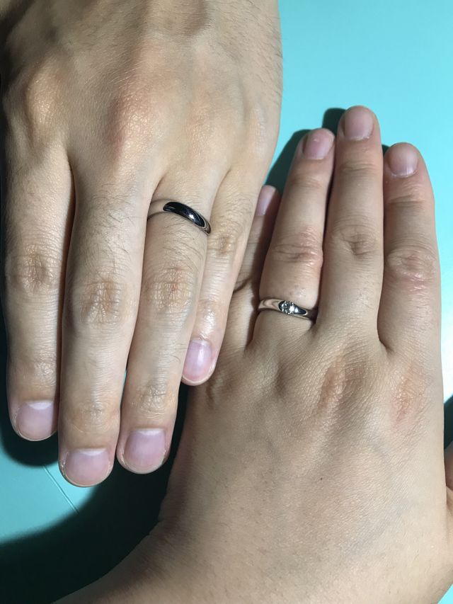指輪のデザインに動きがあるので少しだけ指を長く見せられます