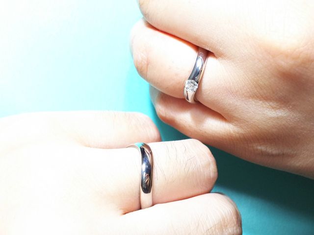 女性のものには大きめの一粒ダイヤが付いています。