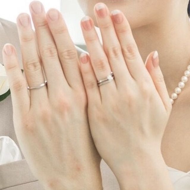 挙式で着用した際の写真です。エンゲージと重ねづけしています。