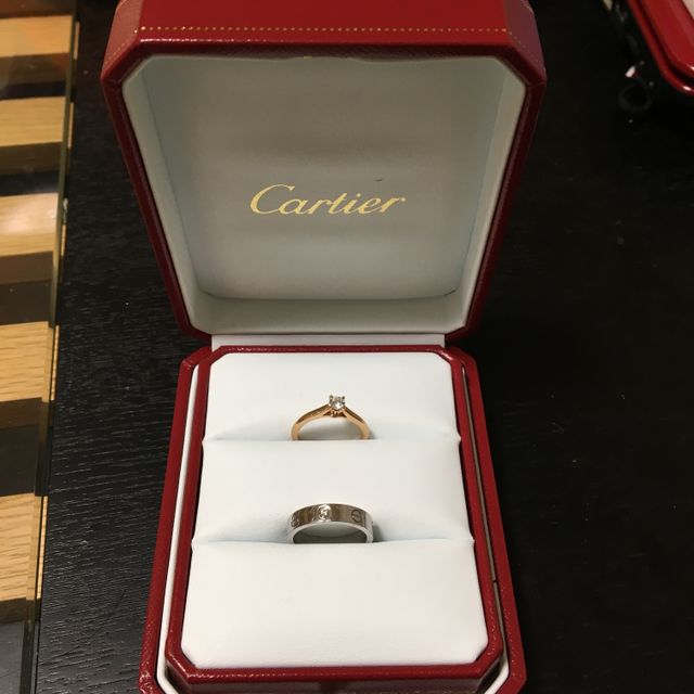 上  婚約    下 結婚指輪   カルティエ