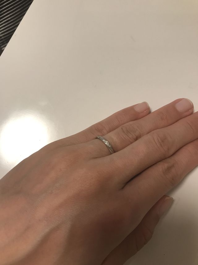 さりげなく光るダイヤが、キレイです。
