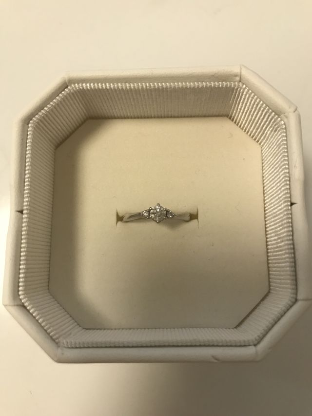 ダイヤが三つ並んでいて、ボリューム感があります。