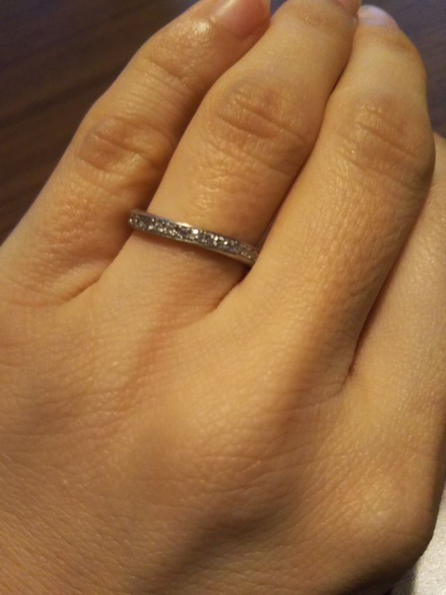 石が埋め込まれており、ウェーブ状が特徴のリングです