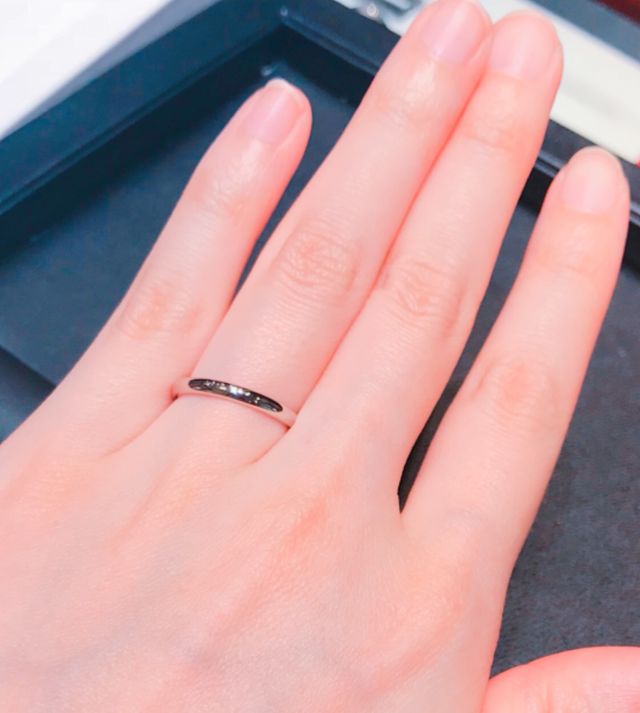 1石の指輪ですが、入っていない物が希望なので裏返して試着