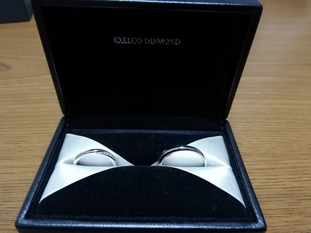 すごく悩みましたが、夫婦それぞれの好みの指輪を購入しました。